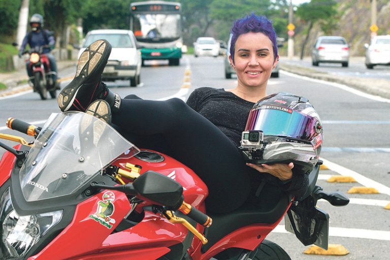 Motociclista usa câmera e flagra 15 infrações por dia no trânsito