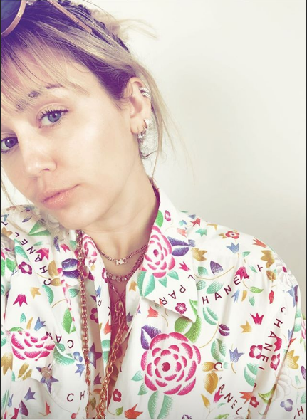 Miley Cyrus mostra trecho de nova música no twitter. Ouça: