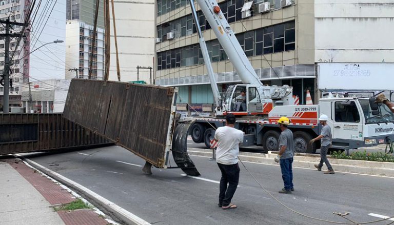 Trânsito é liberado no Centro de Vitória após tombamento de carreta
