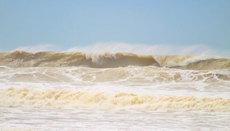 Marinha alerta para ressaca no mar e ondas de até 4 metros