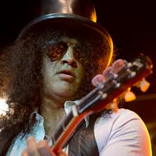 Após saída do Guns N’ Roses, Slash falou sobre sobreviver a tempos difíceis: ‘bebia até morrer’