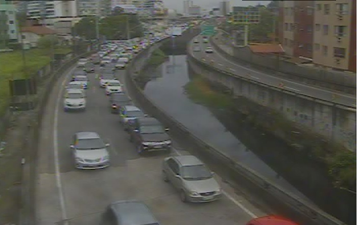 Batida entre ônibus complica trânsito na Terceira Ponte