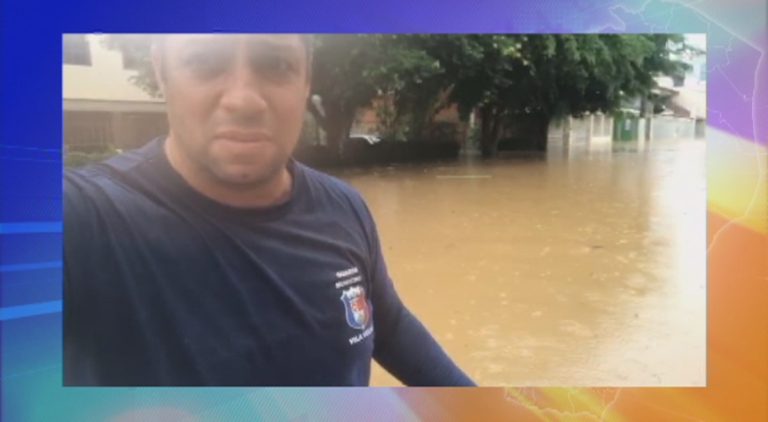 Moradores são resgatados em barco em bairro de Vila Velha