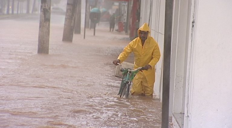 Manhã de caos após temporal em Vitória