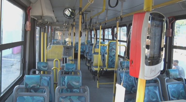 Motociclista persegue e prende casal que roubou passageiros em ônibus