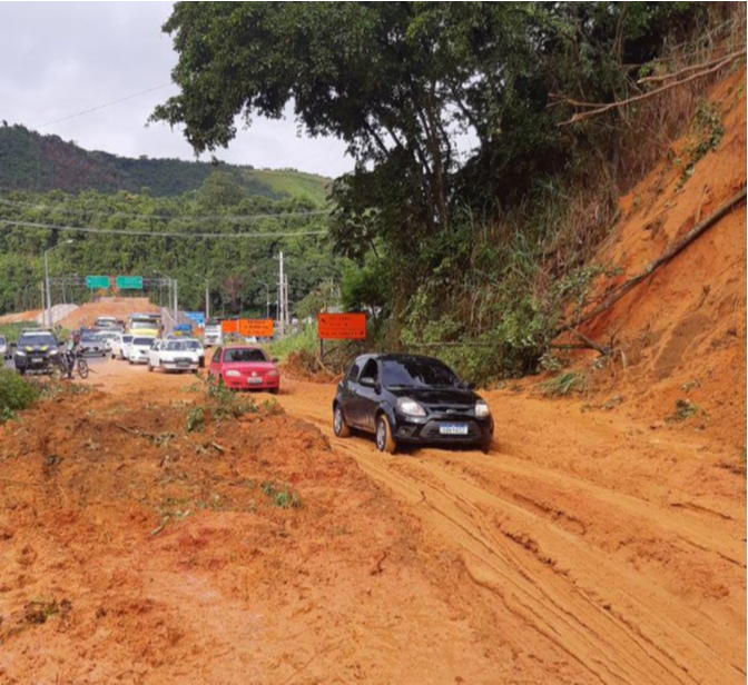 Barreira cai na BR-262 em Viana