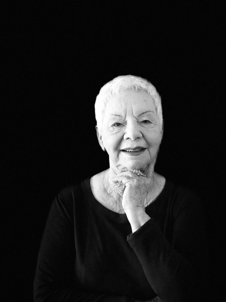 Bernadette Lyra aborda morte, solidão e velhice, em “Ulpiana”