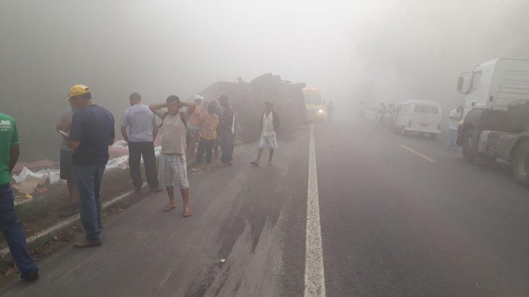 Caminhão tomba na BR-101 e deixa trânsito lento