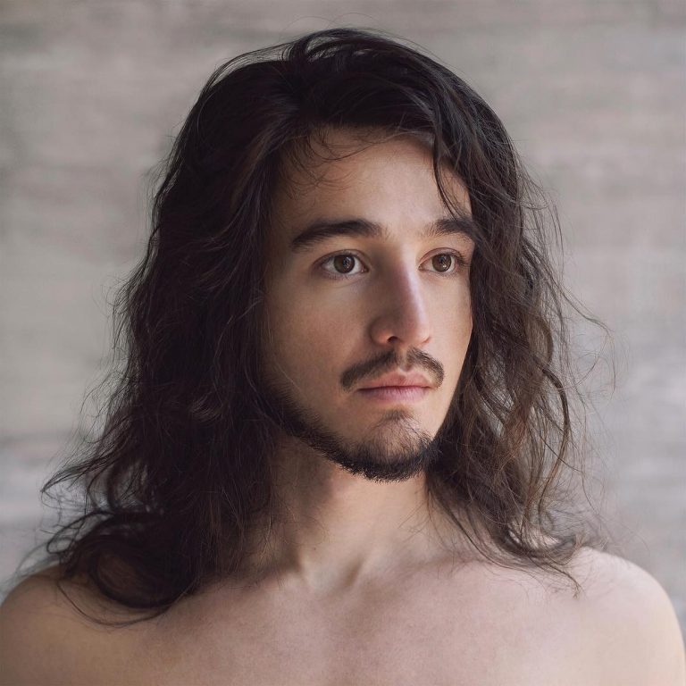 Após sumiço de mais de um ano, Tiago Iorc lança álbum surpresa
