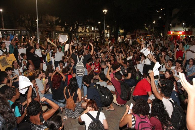 Alunos da Ufes e do Ifes fazem protesto contra corte de verbas
