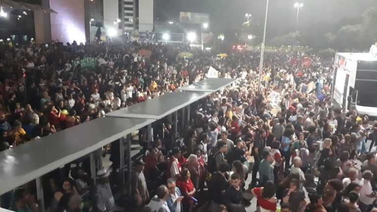 Manifestantes protestam contra corte de verbas para a Educação. Veja vídeo