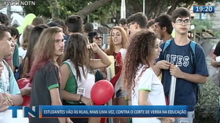 Estudantes vão às ruas, mais uma vez, contra o corte de verba na educação