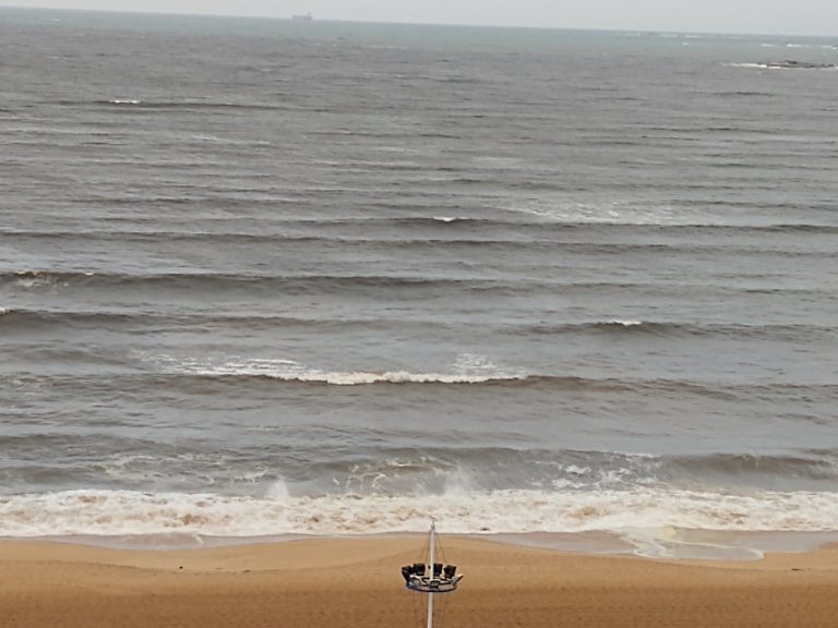 Alerta de ressaca no mar em todo fim de semana