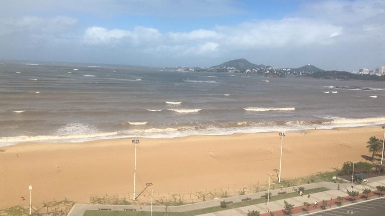 Moradores registram ressaca na Praia de Camburi