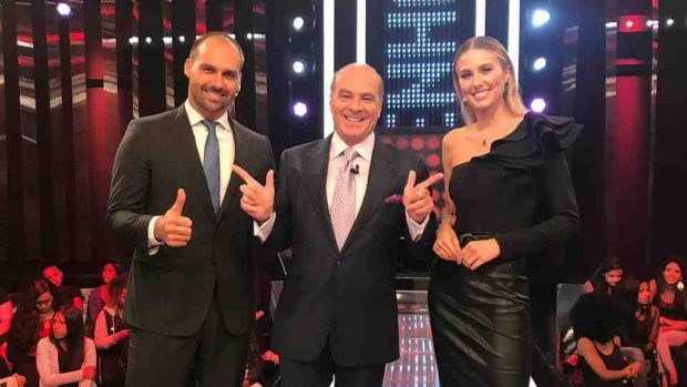Filho de Bolsonaro sugere frase “Lula Livre” em dica de programa de TV