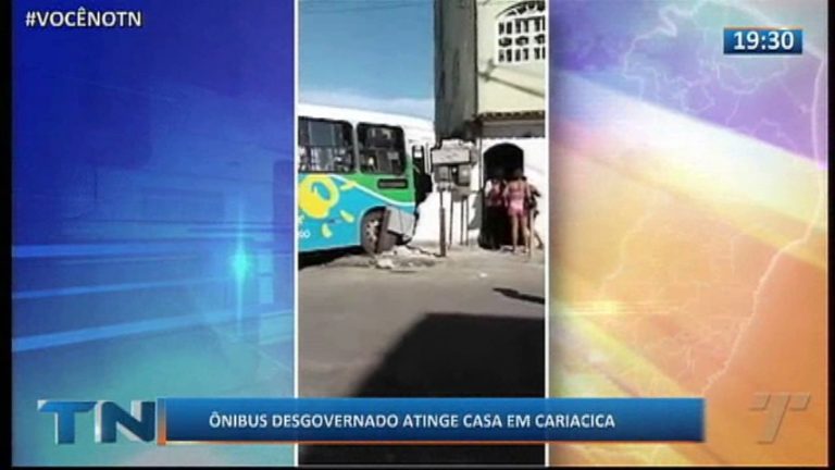 Ônibus desgovernado atinge casa em Cariacica