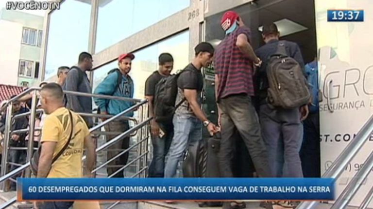 60 desempregados que dormiram na fila conseguem vaga de trabalho na Serra