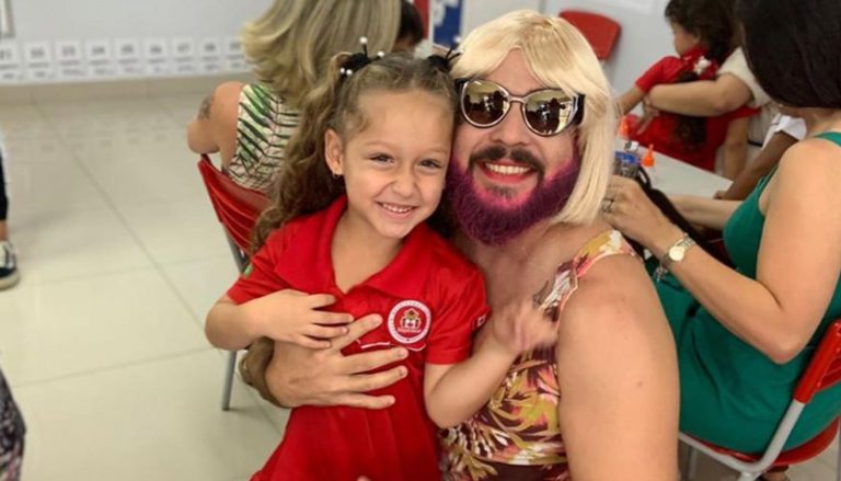 Pai viúvo se veste de ‘mãe’ para homenagem e emociona a filha