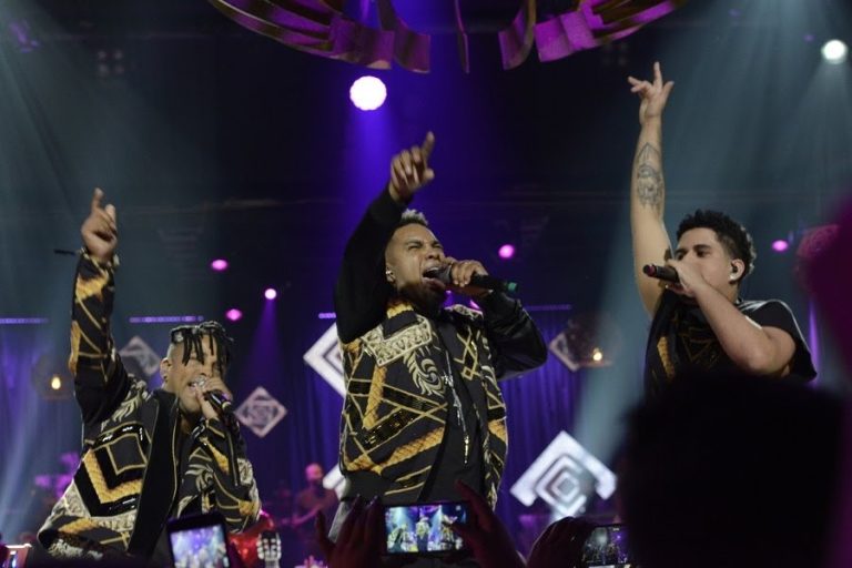 Grandes nomes do pagode em apresentação na Praia do Canto