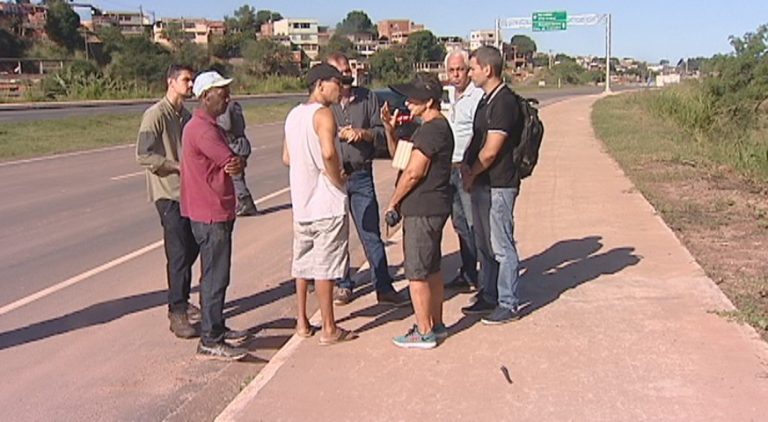 Moradores protestam contra alagamentos na Leste Oeste