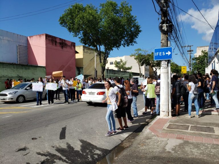 Alunos do Ifes de Vila Velha fazem protesto contra cortes na Educação