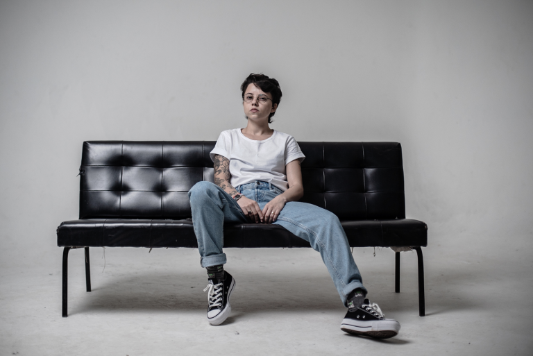 Cantora capixaba Ana Müller faz as pazes com monstros internos no álbum de estreia “Incompreensível”