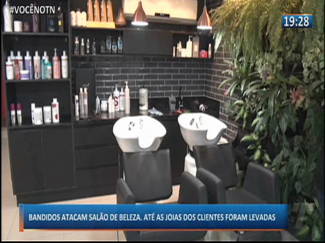 Bandidos atacam salão de beleza. Até as joias dos clientes foram levadas