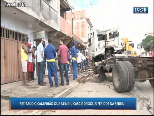 Retirado o caminhão que atingiu casa e deixou 5 feridos na Serra
