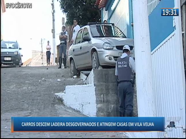 Carros descem ladeira desgovernados e atingem casas em Vila Velha