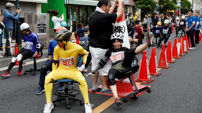 Corrida de cadeira de escritório movimenta as ruas do Japão
