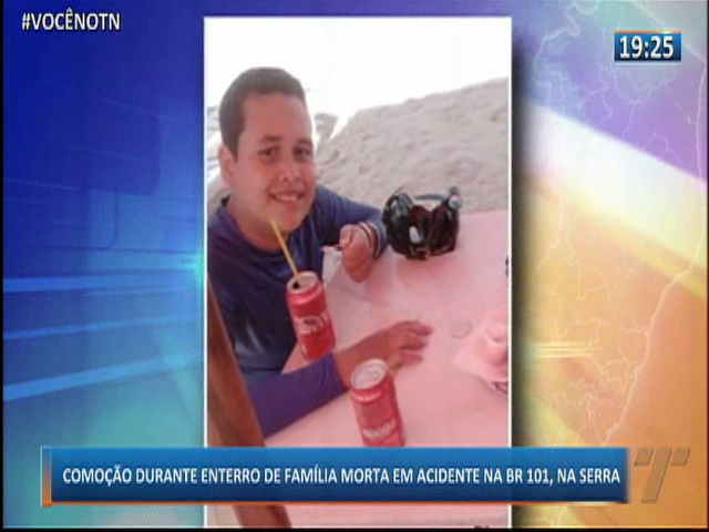 Comoção durante enterro de família morta em acidente na BR 101, na Serra