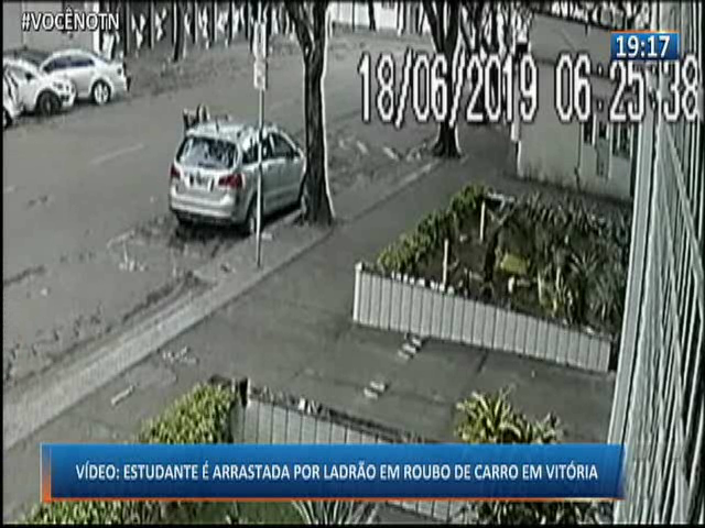 Estudante é arrastada por ladrão em roubo de carro em Vitória