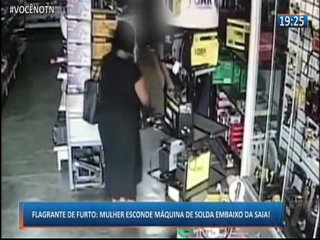 Flagrante de furto: Mulher esconde máquina de solda embaixo da saia