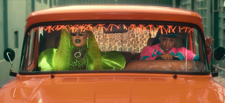 Gloria Groove lança clipe com Iza