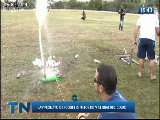 Campeonato e foguetes feitos de material reciclado