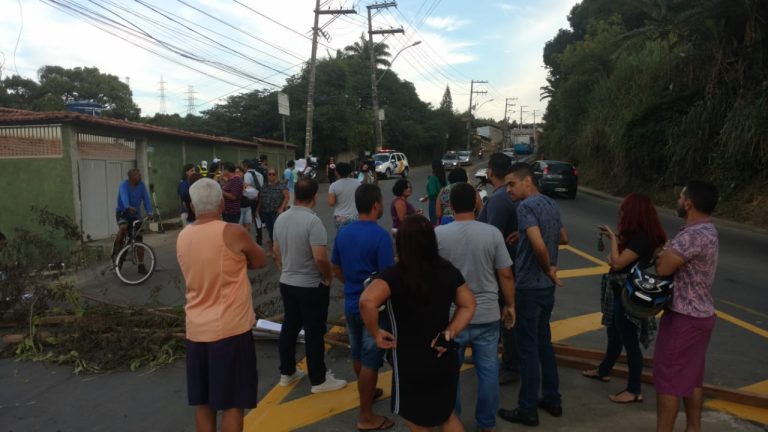 Moradores de Itacibá fazem protesto após mudança na rodovia José Sette