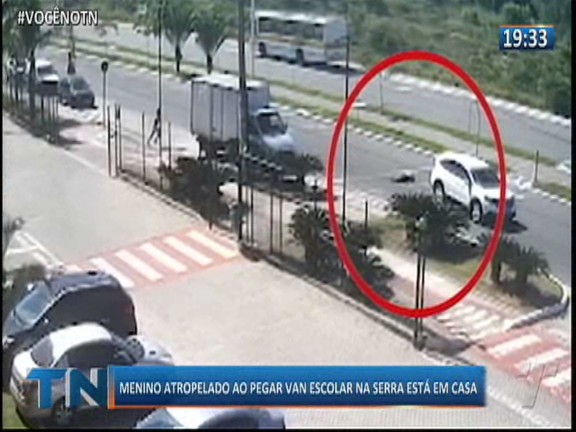 Menino atropelado ao pegar van escolar na Serra está em casa