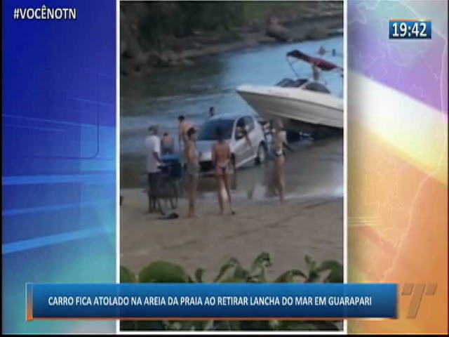 Carro fica atolado na areia da praia ao retirar lancha do mar em Guarapari