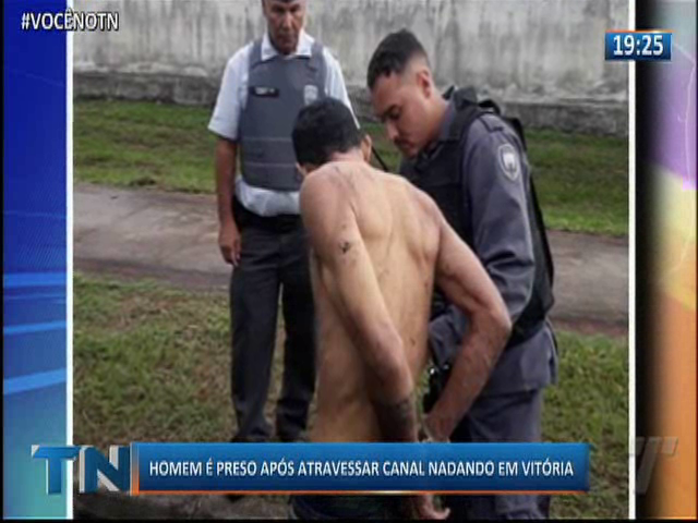 Homem é preso após atravessar canal nadando em Vitória