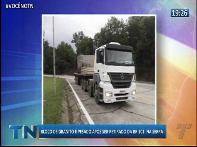 Bloco de granito é pesado após ser retirado da BR 101, na Serra