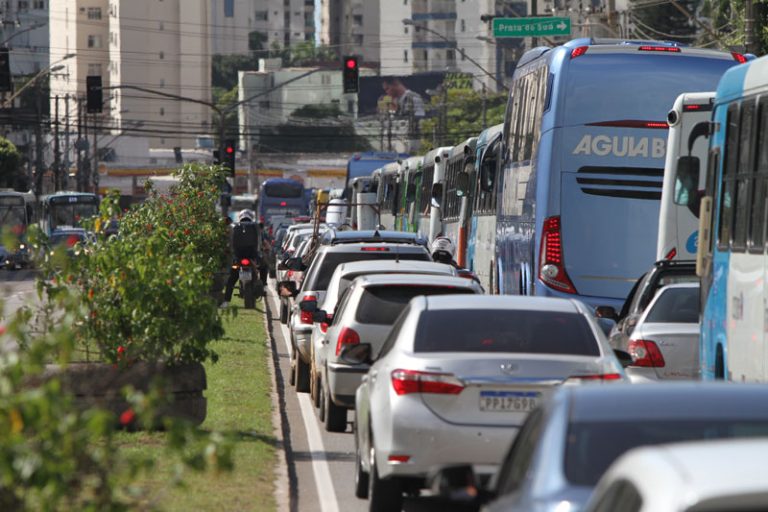 Oito pontos de manifestação faz trânsito dar nó em horário de pico
