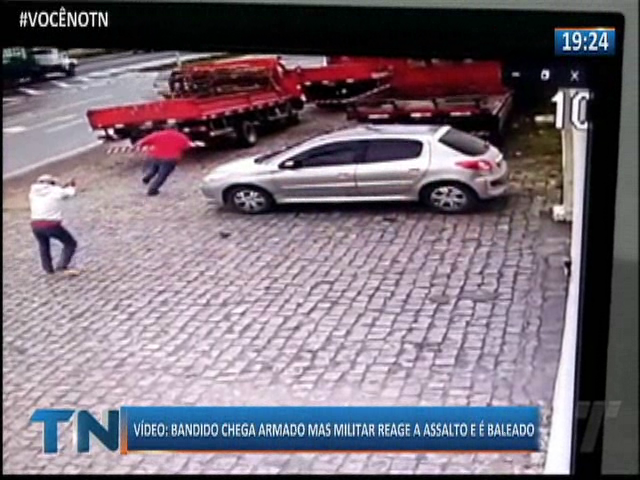 Bandido chega armado mas militar reage a assalto e é baleado