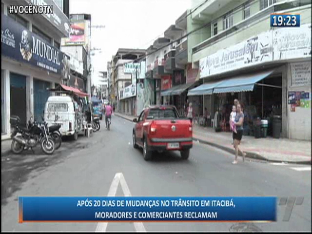 Após 20 dias de mudanças no trânsito em Itacibá, moradores e comerciantes reclamam