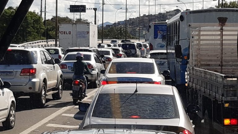 Trânsito intenso na manhã desta segunda na Grande Vitória