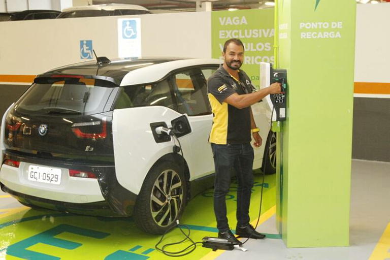 Brasil vende vantagens de carros a etanol contra elétricos