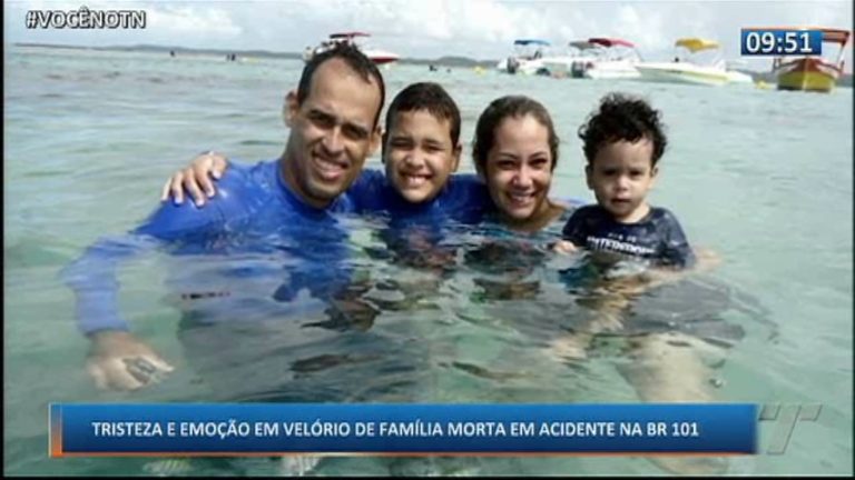 Tristeza e emoção em velório de família morta em acidente na BR 101