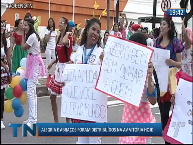 Alegria e abraços foram distribuídos na Av. Vitória