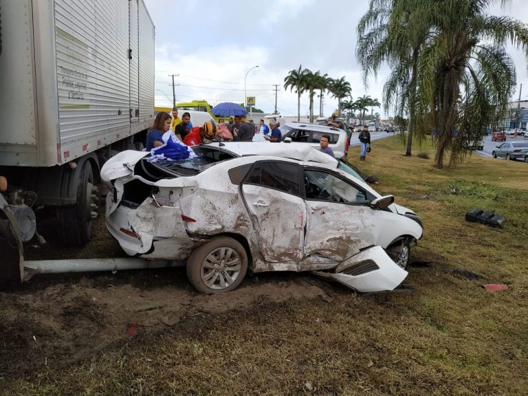 Acidente entre caminhão e três carros complica trânsito na BR-101