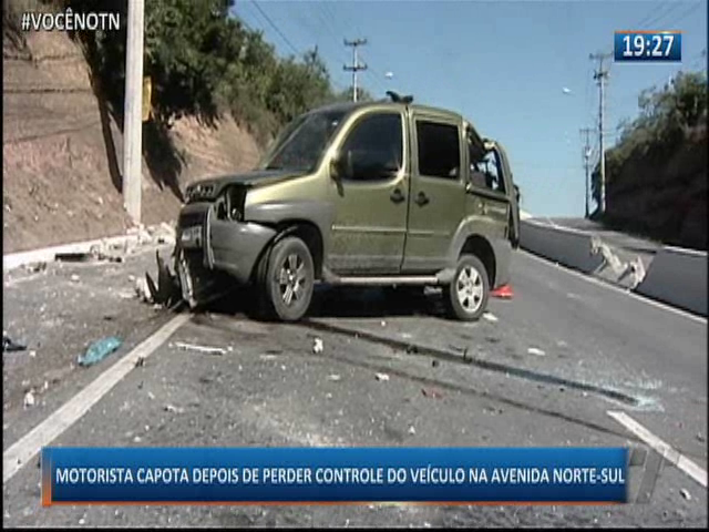 Motorista capota depois de perder controle do veículo na Avenida Norte-Sul