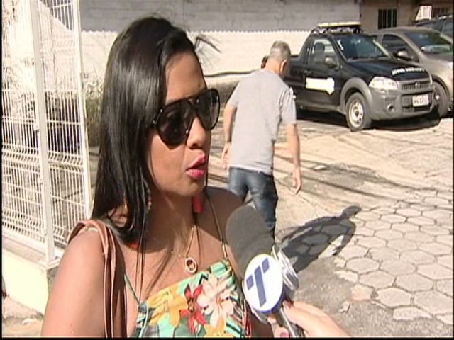 Pedida prisão de mulher que quebrou carro do ex e agrediu a namorada dele